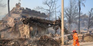 Φωτιά στη Σαλαμίνα: Δύο νεκροί, 9 τραυματίες – Εκκενώσεις διά θαλάσσης