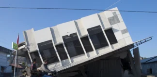 Σεισμός 7,7 Ρίχτερ στην Ινδονησία: 54 νεκροί – Χιλιάδες άστεγοι περιμένουν βοήθεια Ινδονησία σεισμός