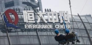 Ισόβια κάθειρξη στον ιδρυτή της Evergrande – Το τέλος της αυτοκρατορίας των 300 δισ. και το μήνυμα του Πεκίνου